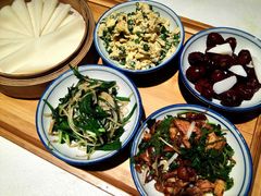 14、京城四碗。这道菜让我想起了东北的春饼，两者相差不大，都是将菜卷在小面饼里的吃法。-四季小馆·地道北京小吃(广百店)