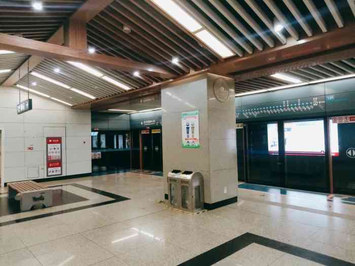 半坡(地铁站)-"地铁拉近了城市的距离也让人员可以快速流动.