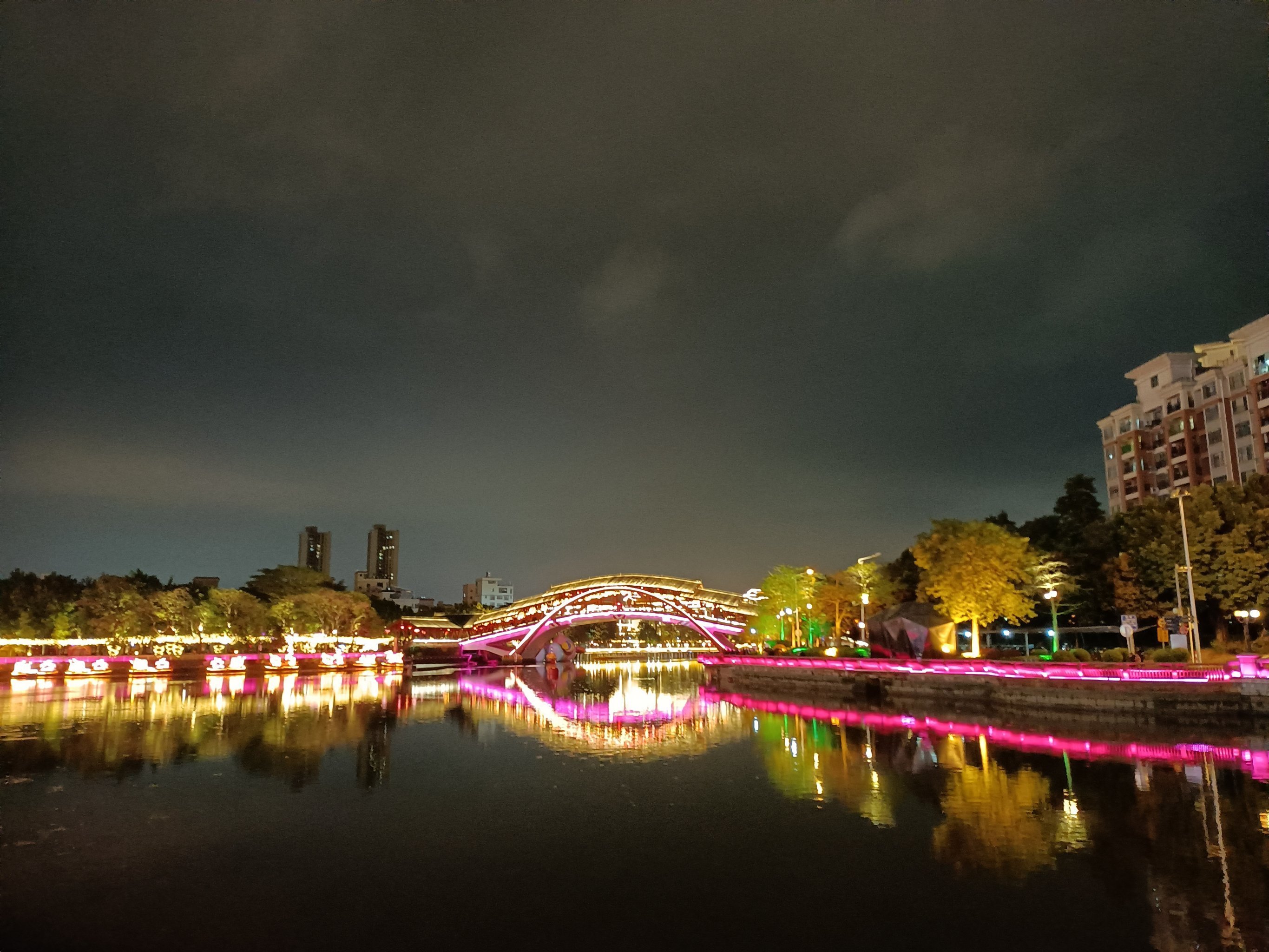 富寿公园一年四季景色宜人,百花盛开,绿树