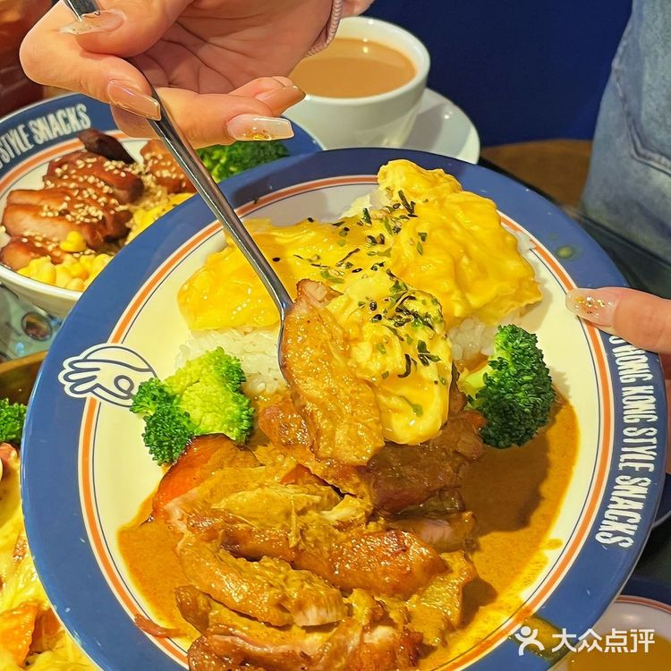 分量挺大的，上面铺了一层可以拉丝的芝士