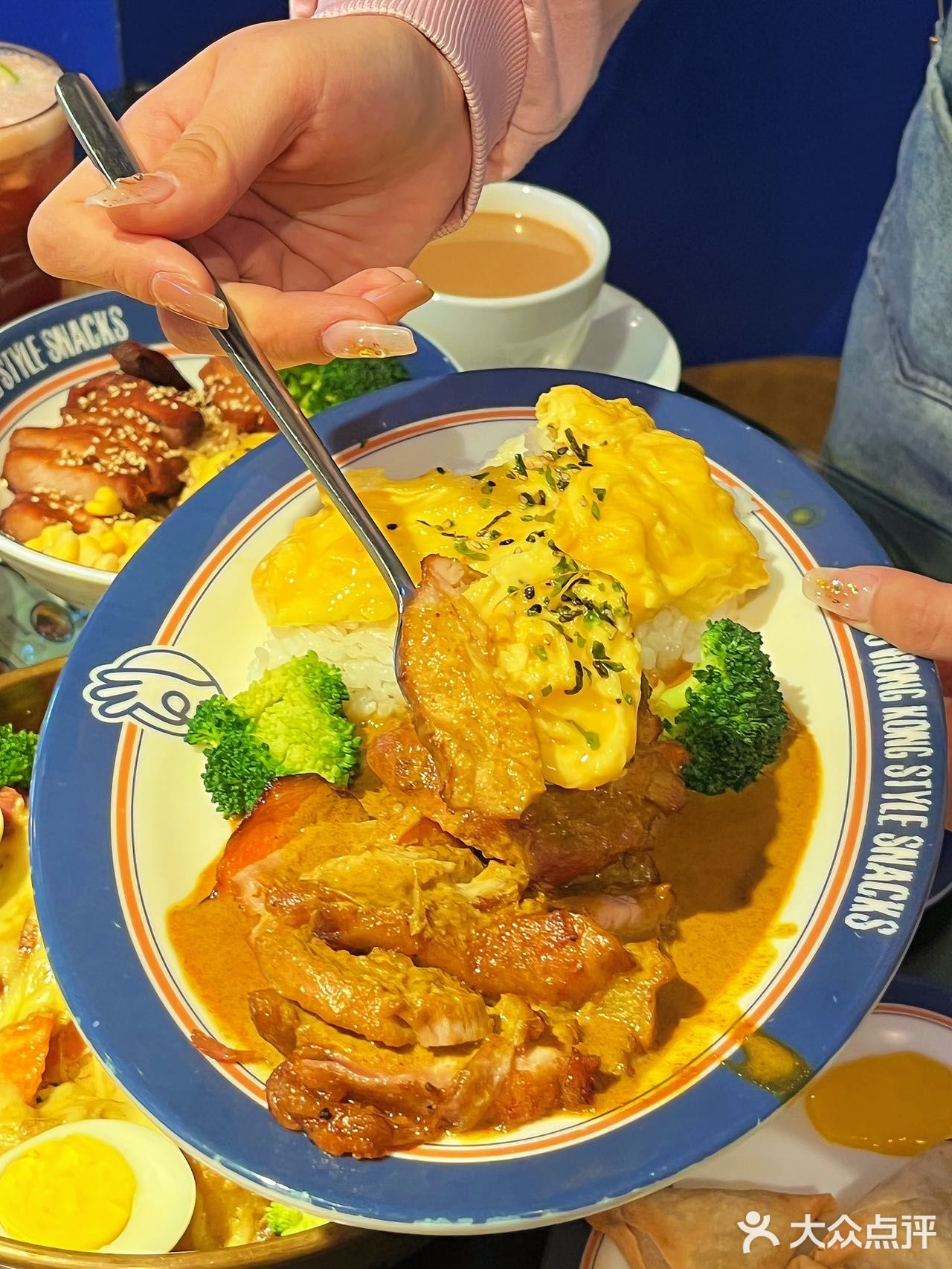 分量挺大的，上面铺了一层可以拉丝的芝士