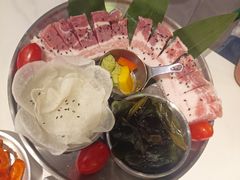 -山野的朋友露营炭火烤肉