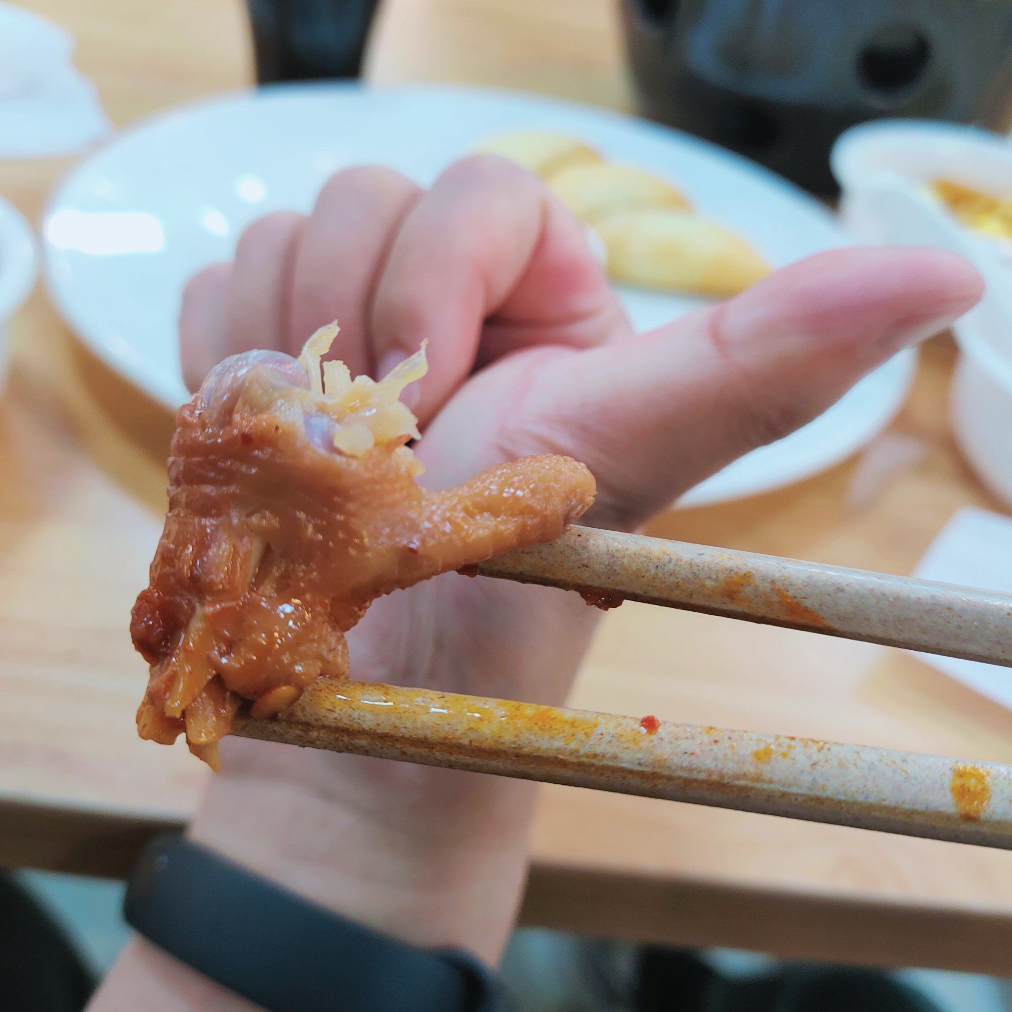 偶然吃到一只鸡爪的大拇指很外翻的,咬了一口刚好是个你真棒的手势