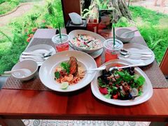 -Chom Cafe and Restaurant