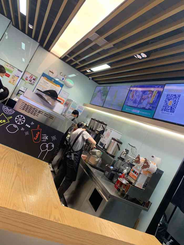 「奶茶五小福」这个还是挺好喝的 [环境]店面比较小,有时会排会队