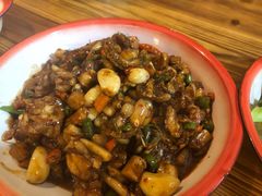 红烧牛蛙-老三样·美食研究中心(世贸路店)