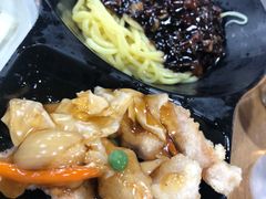 炸酱面拼糖醋肉-香港饭店0410(弘大店)