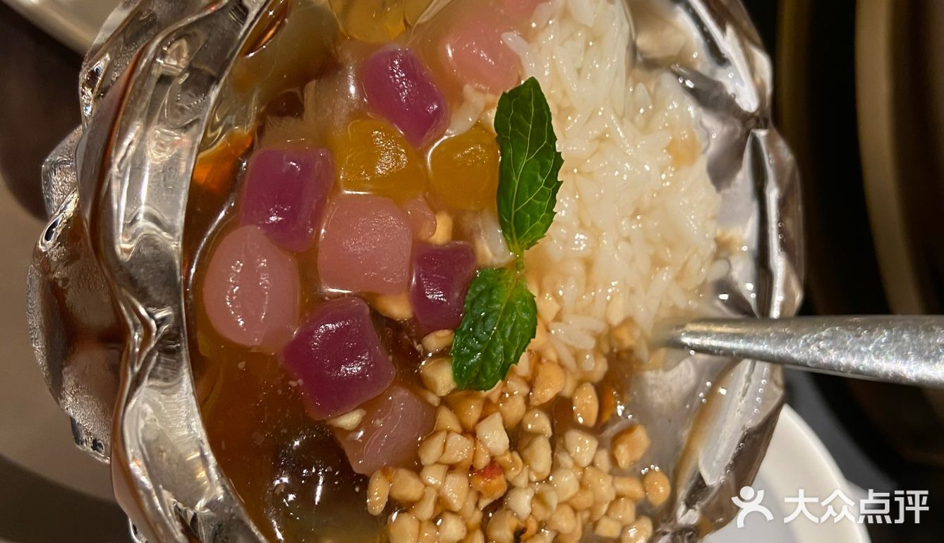 料丰富量足，四个成人够吃，还加了宽面条。整个字就是鲜