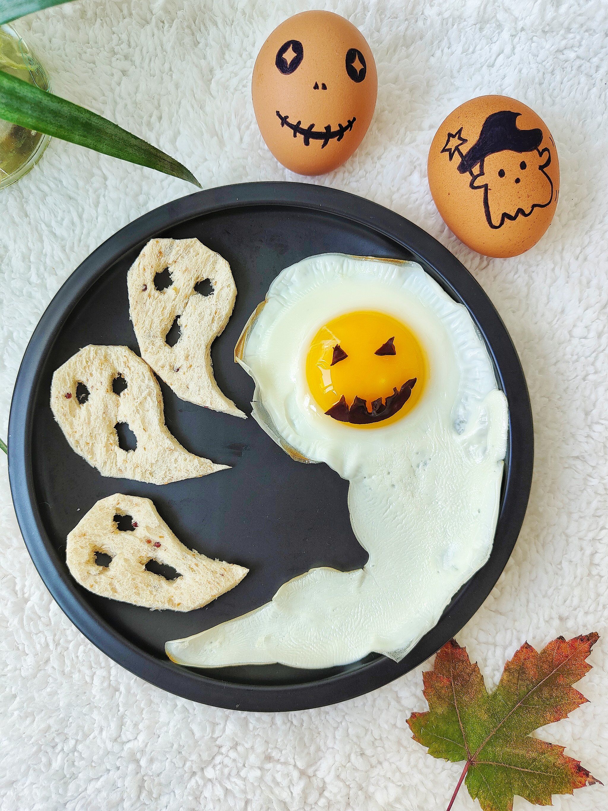 鸡蛋也可以玩出花样
鸡蛋放平底锅里面
用勺子🥄轻轻拖出尾巴