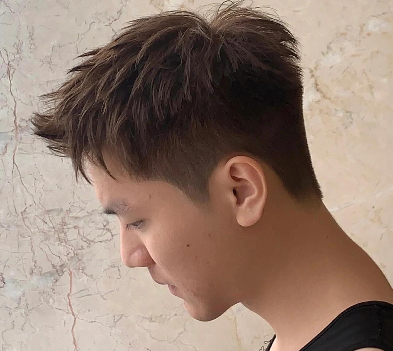 阳光清爽,凌乱前刺干净清爽的短发发型女孩都喜欢
阳光男孩撩妹发型