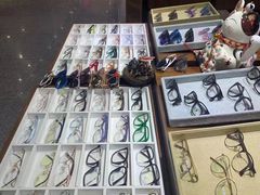 -三叶眼镜城批发市场(上海火车站店)
