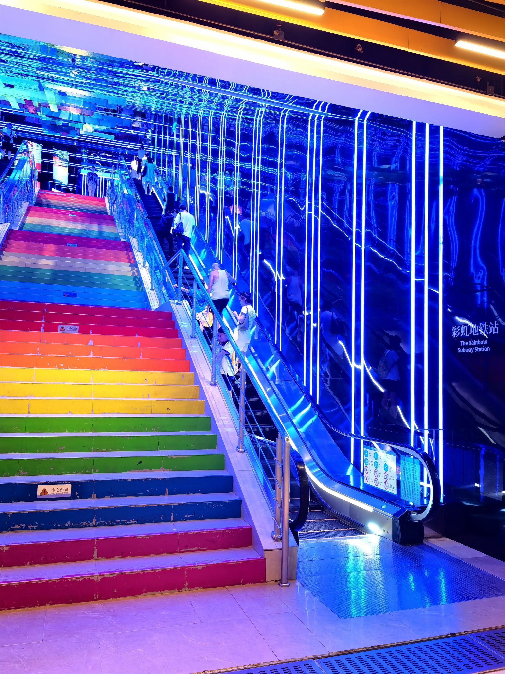 龙湖礼嘉天街初印象,彩虹扶梯太美了