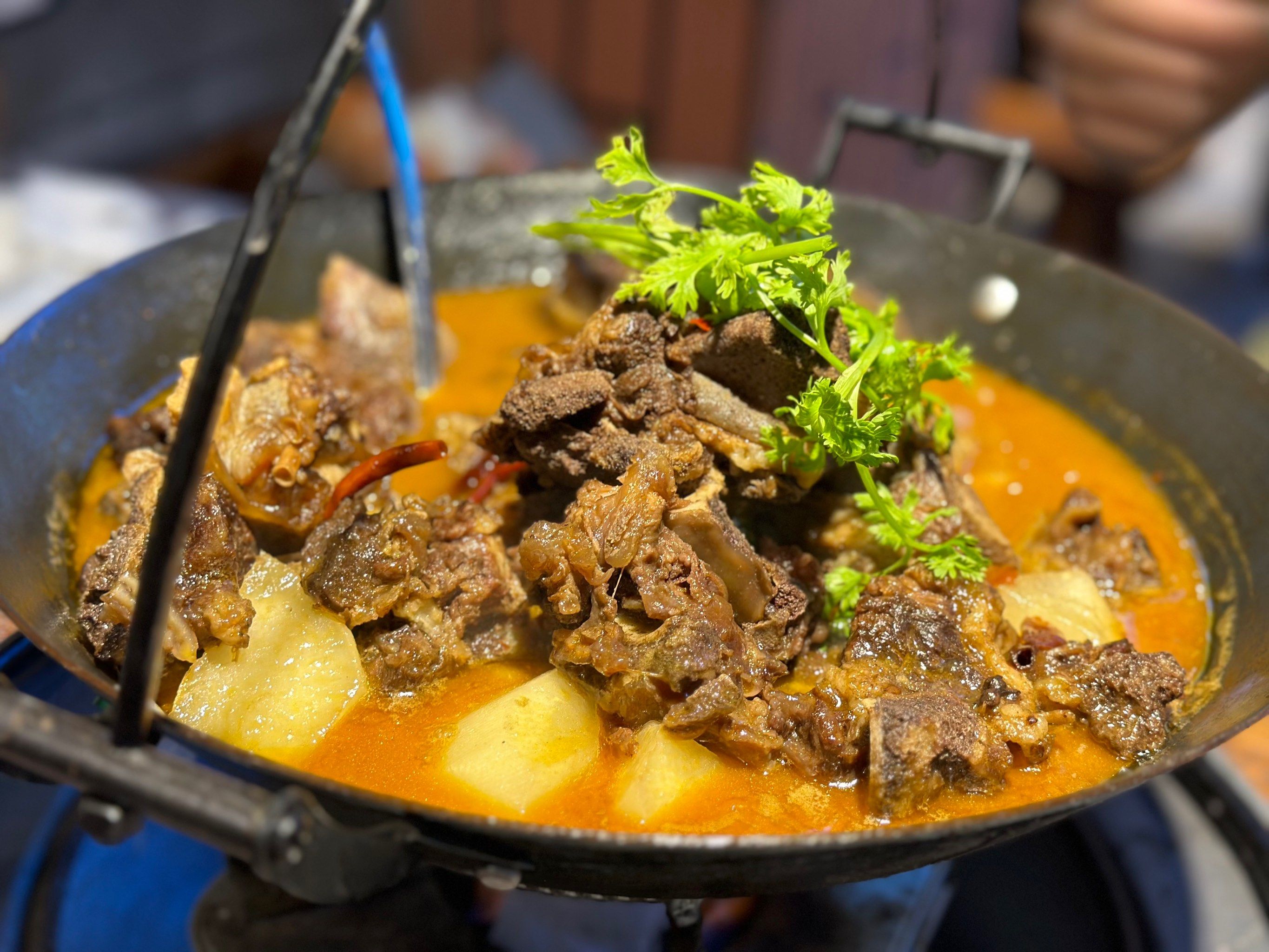 n[打卡]两个人吃了一份牛骨头吊锅和一份螃蟹煲,一本满足!