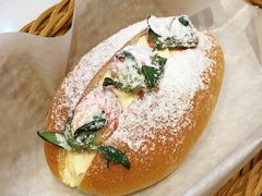 草莓奶油包-BONBON BAKERY