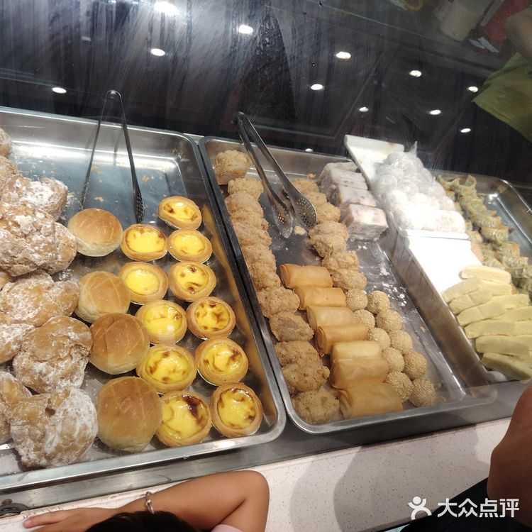 梧州南站打车到冰泉豆浆怡景店，快到这店路的两旁好多美食
