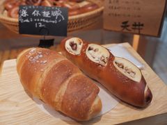 红豆碱水面包-天井·丑面包搭咖啡
