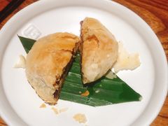现烤玫瑰鲜花饼-云海肴·汽锅鸡·云南菜(高德置地店)