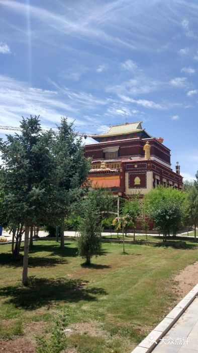 都兰县香日德班禅寺图片