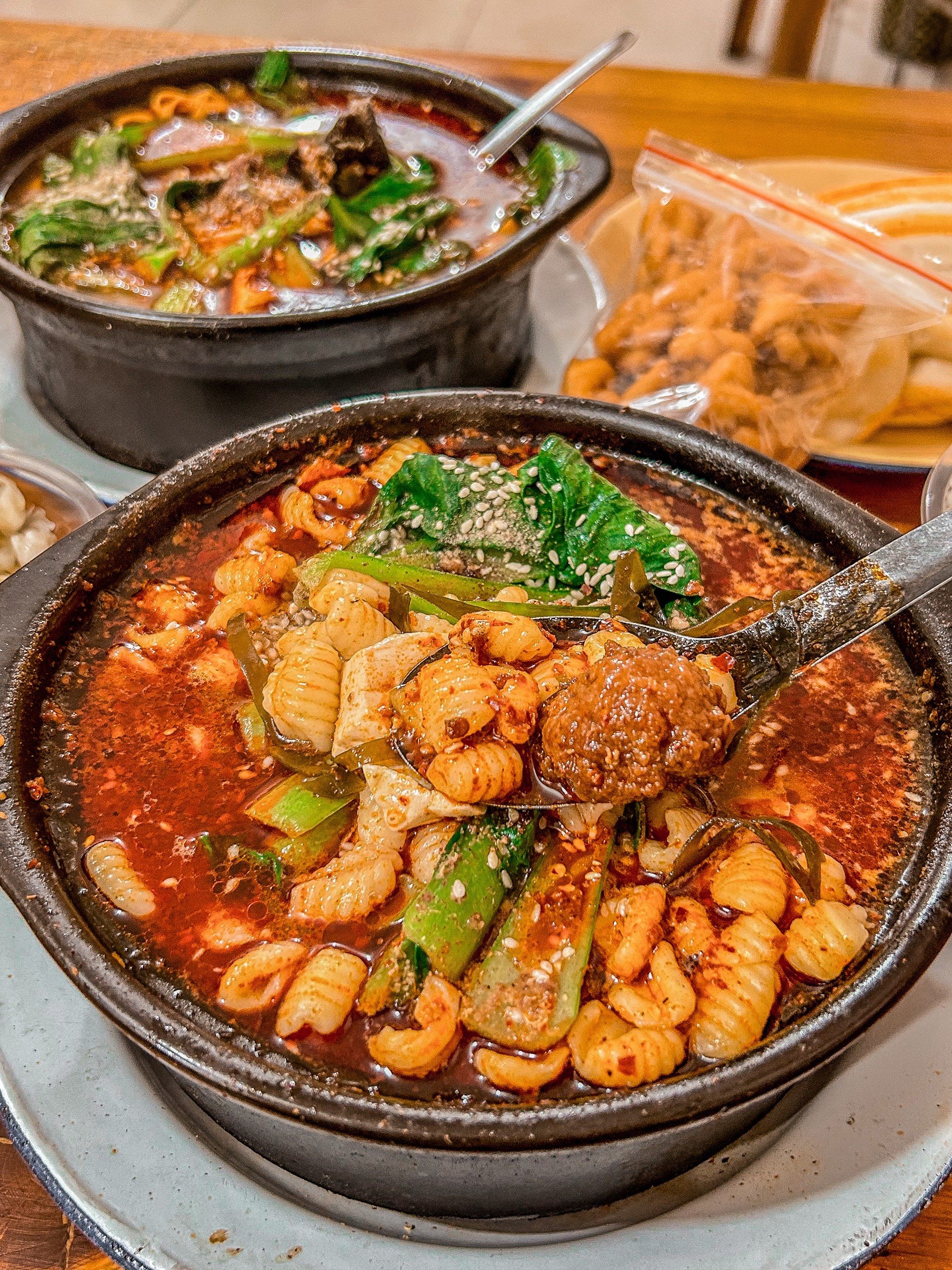 n
满满的一砂锅食材非常丰富
要了纯菜的和麻食的
里面配叉真