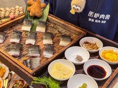 -围炉肉舍•炭烤活鳗•丹东海鲜烤肉(步行街店)