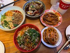 -爆炸头阿姨小四川正宗川味小吃(无任何分店)