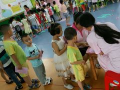 保健院的叔叔阿姨给孩子们检查身体！-春苗幼儿园(青年路)