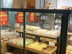 面包甜点陈列柜-顶东面包花园·生日蛋糕(世博店)