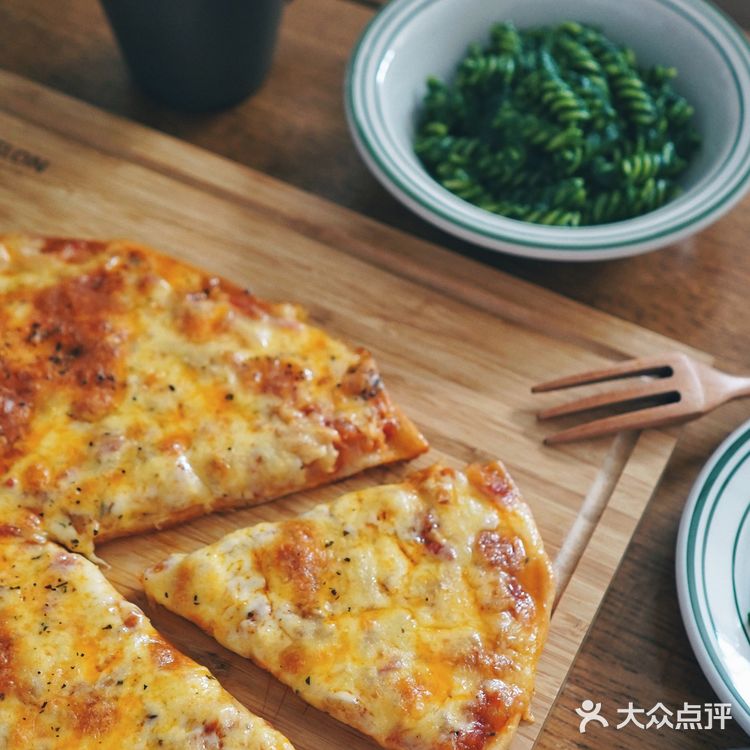意式番茄酱： 番茄划十字开水里煮一下去皮，切碎备用