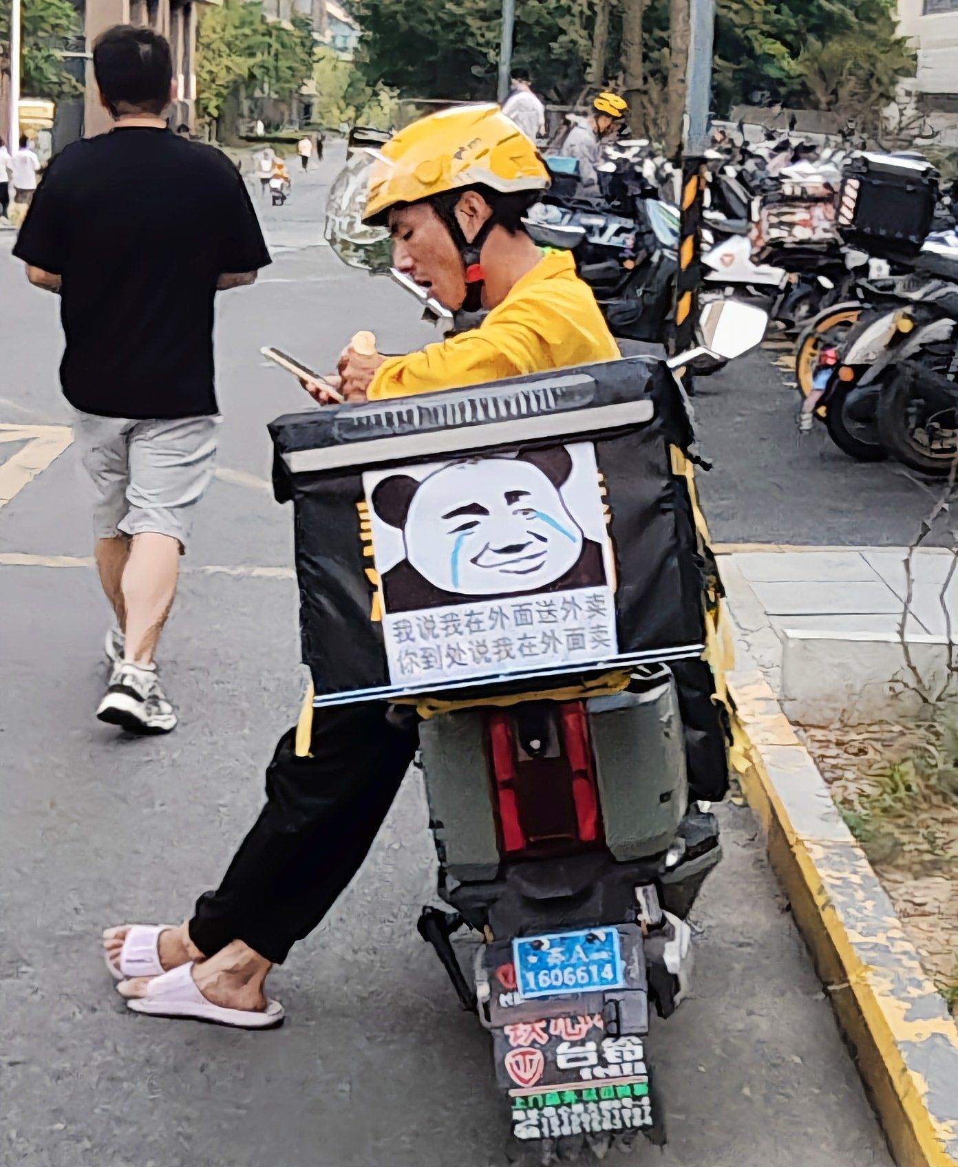 n路边偶遇一个外卖小哥,狂放不羁的打扮,
竟有一颗乐观恶搞的心