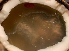 原汁椰子炖乌鸡-汤城小厨•粤菜•靓汤(苏州街店)