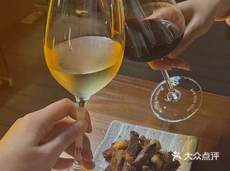 宝藏约会场所了233。温度舒适，可选室内or室外的座位