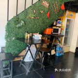 小屋子里楼上楼下都坐满人