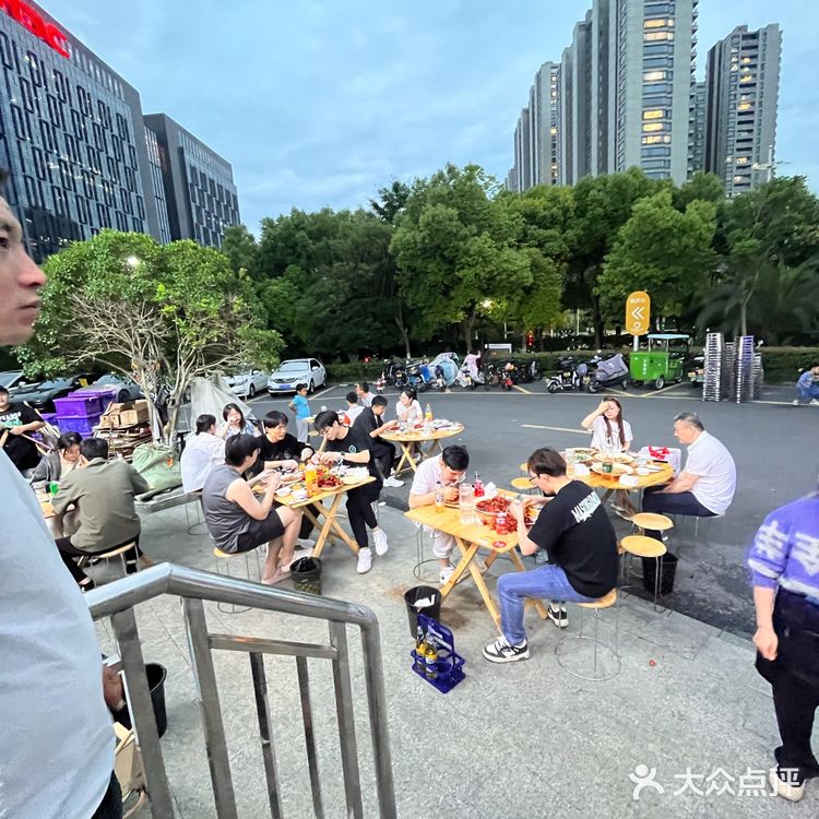 这家小龙虾真不愧是排队王…