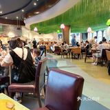 一餐饭下来，三次熊猫小木偶表演，一次不落下