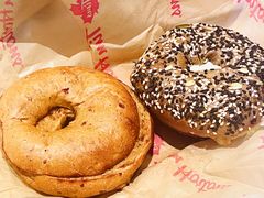 肉桂提子贝果-Tims天好咖啡·贝果(雁展路万象天地店)