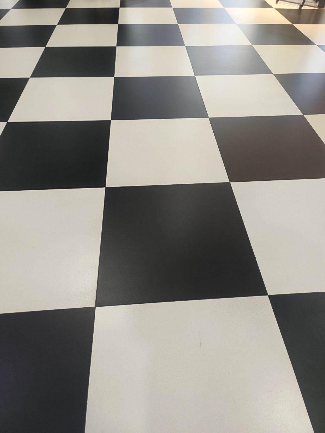 瓷砖
看上去蛮好看的
也会忍不住跳格子[笑哭]

#家居好物百