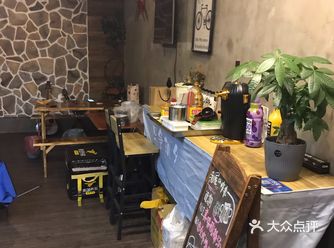 加班到现在，虽然吃了盒饭但到这个点心里还是有点慌