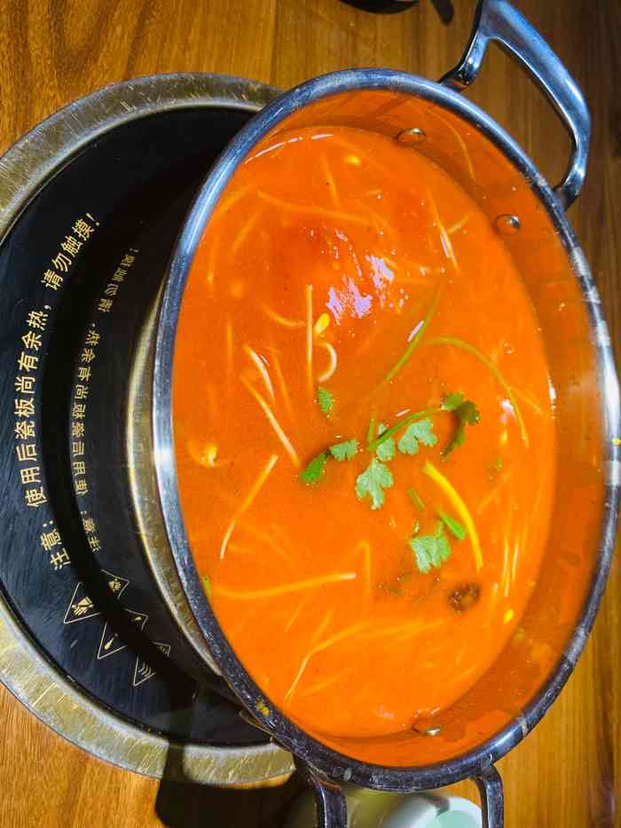 感觉他家酸汤锅底很好,环境蛮好的.感觉很特别