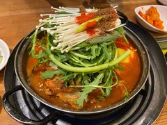 土豆排骨火锅-喇喇排骨火锅·传统韩式脊骨汤(望京西园总店)
