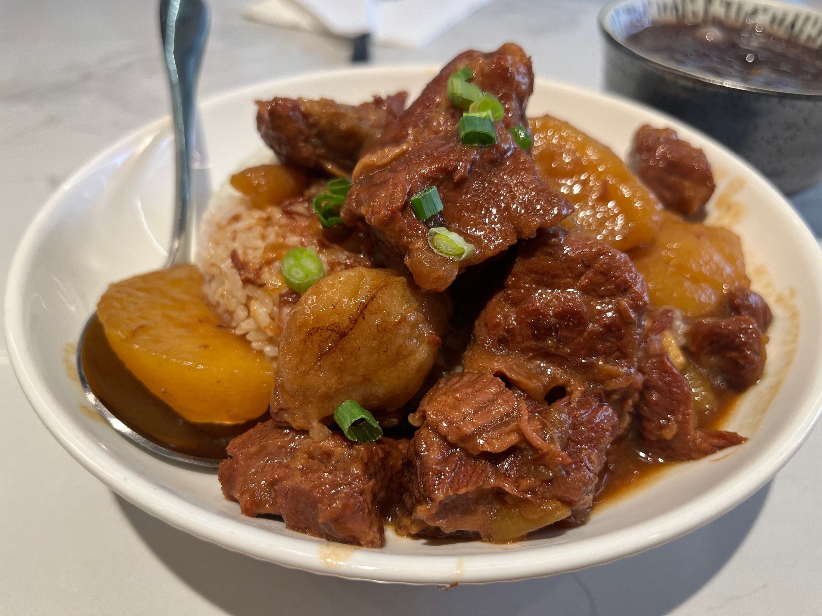 33一份套餐,牛腩饭 生菜 红豆沙
很优秀的一份工作餐
牛腩饭里