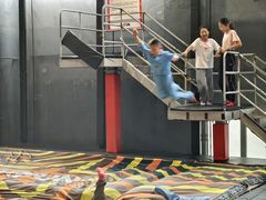 -嗨翻Hi-Fun竞技主题乐园·蹦床团建生日轰趴(荆川 国光1937店)