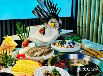 古朴的庭院吃着火锅。喝着小酒真的是安 逸到了极致