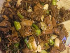 炒笨鸡-闯关东东北农家菜(崂山石老人店)