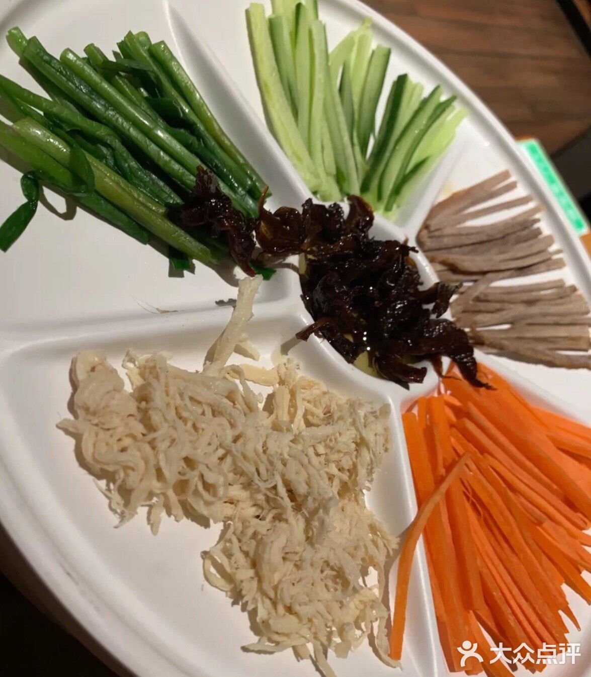 桂林米粉和云南米线都是不错的当地美食吧，当地人比较喜