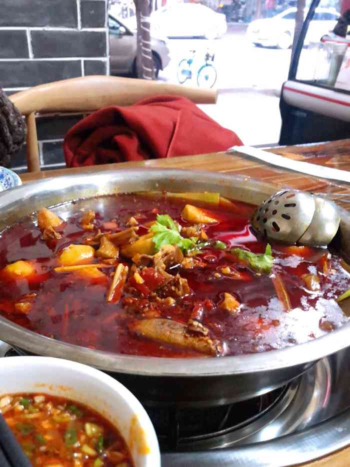 鑫源芋儿兔-"店铺位于海椒市街十字路口不远 门口搭了棚.