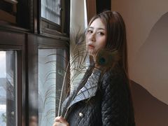 包间里孔雀毛被我拿来当道具-信园