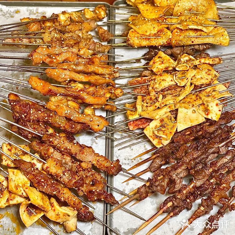 深圳开到凌晨两点的氛围感烧烤酒馆……