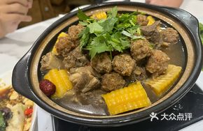Braised Spare Ribs with Meatballs in Clay Pot