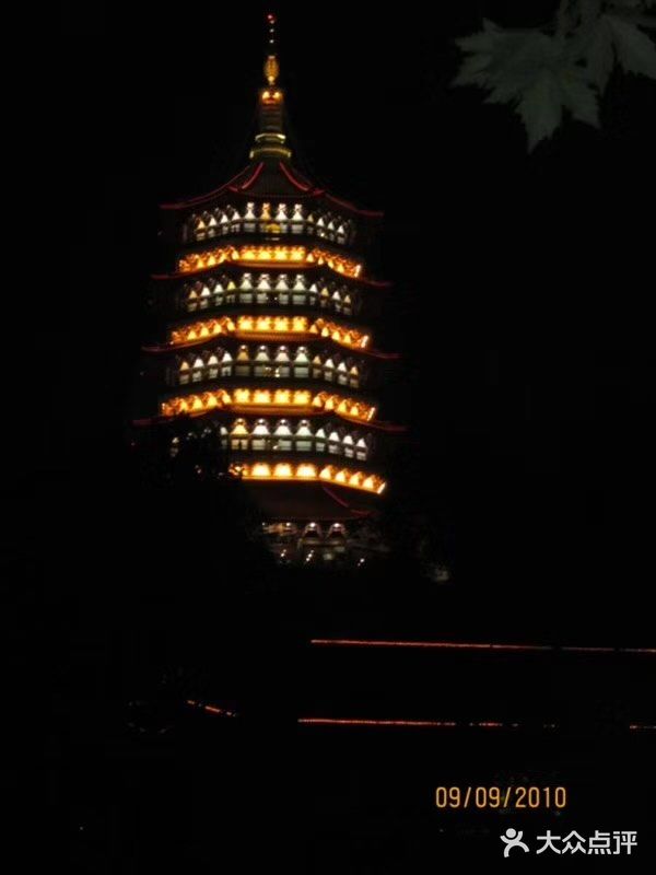 沿胜利河北岸而建 胜利河美食街夜市