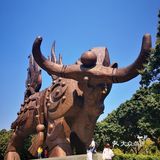 打卡全世界最大的"盖世金牛"雕塑